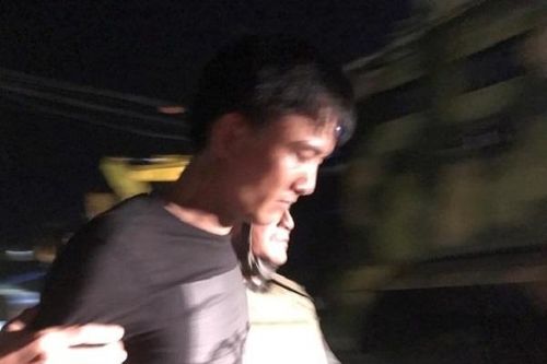 Vụ nhóm đối tượng ôm hàng nóng cố thủ trong xe: Đối tượng cuối cùng đã buông súng đầu hàng