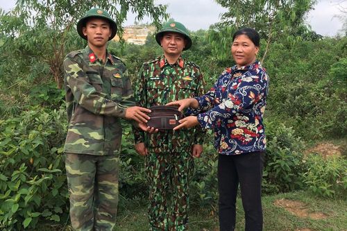 Nghệ An: Chiến sỹ trẻ trả lại hơn 20 triệu đồng cho người đánh rơi