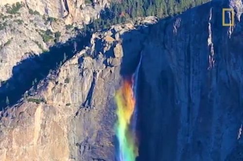 Cầu vòng dài hơn 435 mét trên thác nước Yosemite