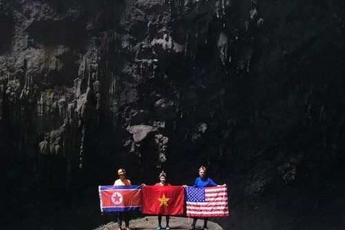 Tuyệt đẹp hình ảnh lá cờ 3 nước Mỹ - Triều Tiên - Việt Nam tại hang động lớn nhất thế giới