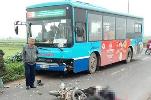 Xe máy 'đấu đầu' xe buýt, nam thanh niên chết tại chỗ