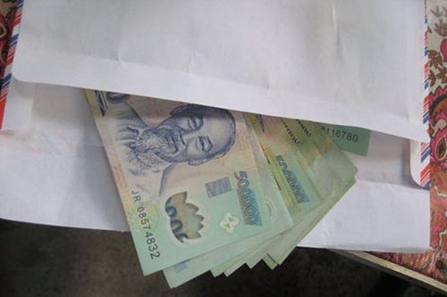 Mẹo thu phong bì của vợ chồng sếp