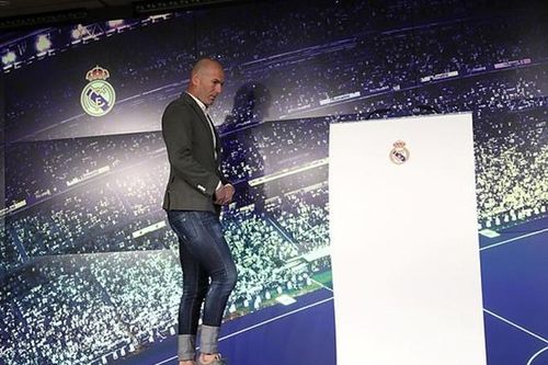 Zidane ăn mặc cực chất trong ngày 'tái hôn' với Real Madrid