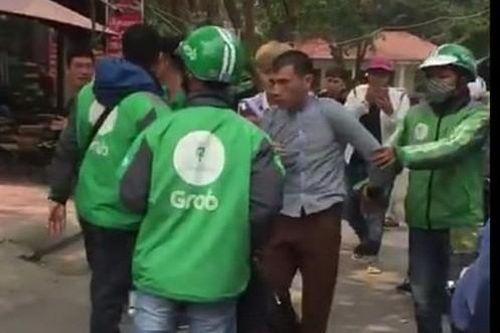 Khống chế người đàn ông trộm điện thoại của cô gái đi xe buýt