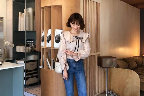 Cách phối đồ xinh xắn với kiểu áo blouse điệu đà khi thời tiết sang hè