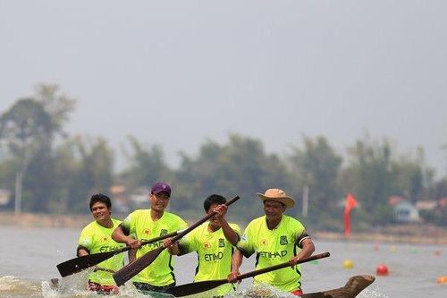 Kịch tính đường đua sông nước của 100 tay chèo thuyền độc mộc