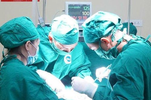 Vừa phẫu thuật vừa truyền máu để cứu sống sản phụ bị vỡ thai hiếm gặp