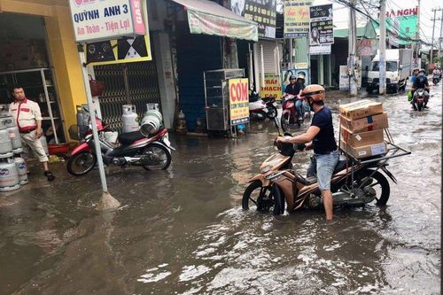 Bình Dương: Mưa đầu mùa biến đường thành sông, nhiều người bì bõm lội nước về nhà
