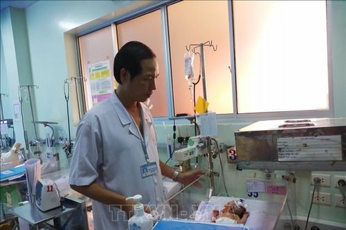 Phẫu thuật khối bướu nặng 3,1kg cho bé sơ sinh mới 1 ngày tuổi