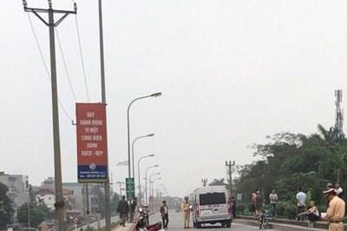 Tông xe máy vào ô tô để tự sát, tài xế xe khách dính vạ lây
