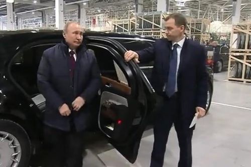 Siêu xe Aurus đưa TT Putin tới thị sát nhà máy Mercedes đầu tiên ở Nga