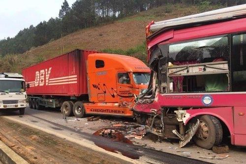 Hiện trường vụ container đâm nát đầu xe khách biển số Lào trên quốc lộ