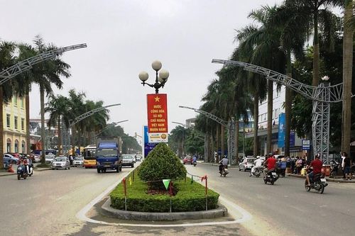 Thanh Hóa: Ẩn họa từ dây thép gai 'mọc' trên dải phân cách