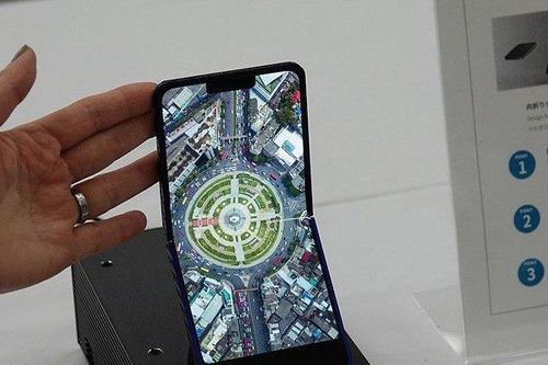 Sharp gây chú ý với mẫu điện thoại 'gập dọc', màn hình 6.18 inch, đi kèm 'tai thỏ'