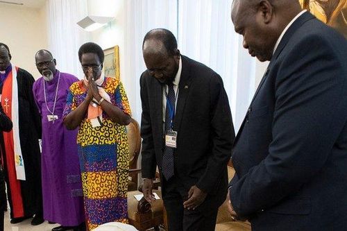 Xúc động hình ảnh Giáo Hoàng Francis hôn giày lãnh đạo Nam Sudan