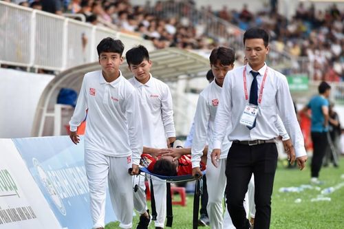Ngôi sao U23 Việt Nam nhập viện cấp cứu sau pha va chạm ở V-League