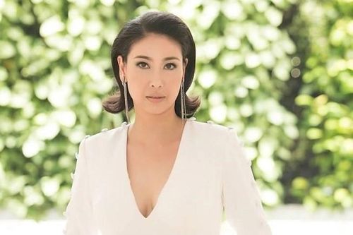 Hoa hậu Hà Kiều Anh khoe nhan sắc vượt thời gian với váy dạ hội cắt xẻ