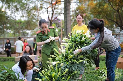 Sân khấu độc đáo làm từ hơn 10.000 bông hoa loa kèn tại Viện Huyết học