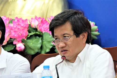 Ông Đoàn Ngọc Hải thuyết phục người dân rời chung cư sắp sập ở phố Tây