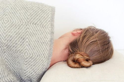6 thói quen khi ngủ cứ tưởng vô hại nhưng gây ảnh hưởng không nhỏ tới sức khỏe