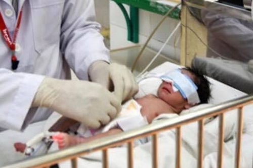 Mổ khẩn cấp cho bé trai sơ sinh bị hở thành bụng bẩm sinh