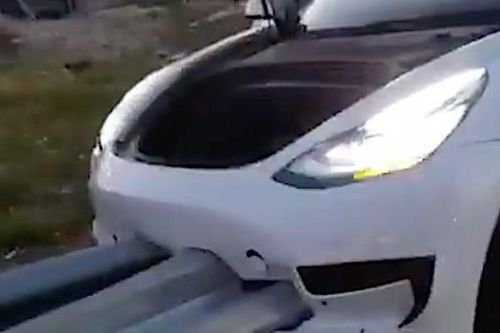 Tesla Model 3 đâm xuyên táo vào dải phân cách