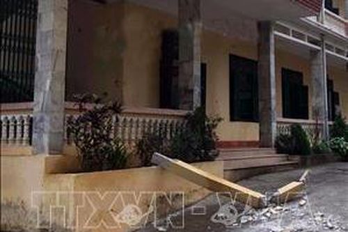 Hai học sinh bị thương nặng do bê tông lan can trường học rơi trúng đầu