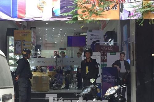 Cảnh sát chuyển đồ đạc ở Nhật Cường mobile sau khám xét