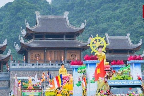 Hàng trăm xe rước hoa, tắm Phật mừng Đại lễ Phật đản Vesak 2019