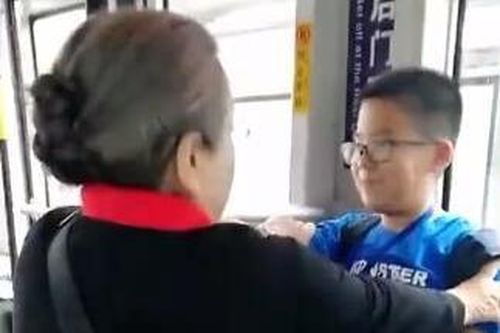 'Dung ma ma' Lý Minh Khải thân thiện khi đi xe buýt
