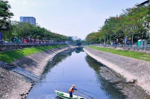 Làm sạch sông Tô Lịch: Chuyên gia Nhật gồng mình dưới bùn, nước thải vẫn ào ào chảy