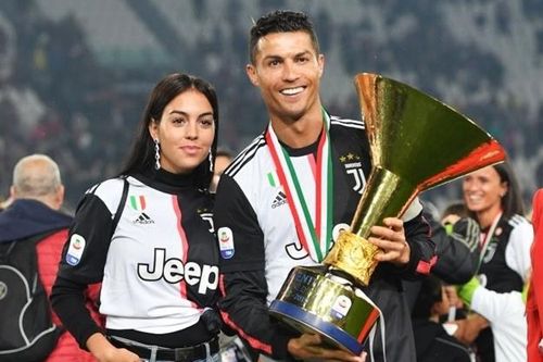 Bạn gái xinh đẹp xuống sân ăn mừng vô địch cùng Ronaldo