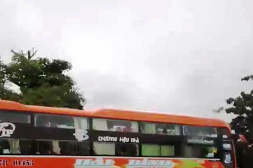 Truy tìm xe khách chạy ngược chiều như tên bắn trên đường khi trời mưa