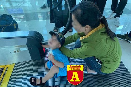 Bé trai bị kẹt tay vào thang cuốn tại sân bay Phú Quốc