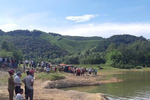 Vụ 5 học sinh đuối nước tử vong: 1 bạn bị trượt chân, 4 em nhảy xuống cứu