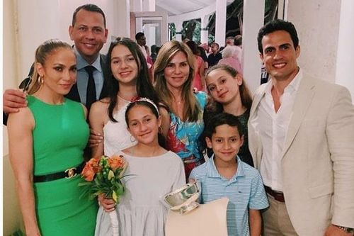Jennifer Lopez và bạn trai kém tuổi dẫn con đi xem Ariana Grande