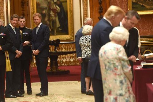 Hoàng tử Anh né tránh Tổng thống Trump trong sự kiện của Hoàng gia