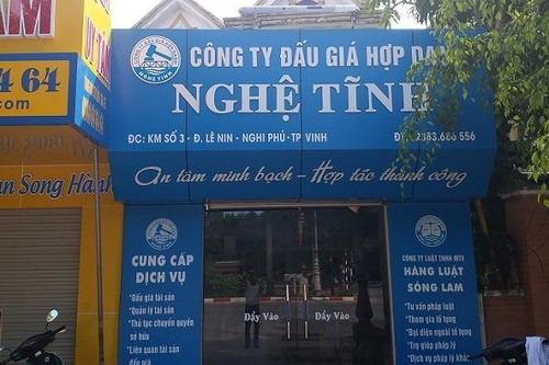 Tạm giữ Giám đốc công ty đấu giá vì nhận tiền 'bồi dưỡng' của người dân