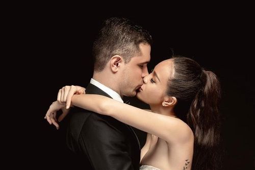 Siêu mẫu Phương Mai hôn chồng Tây say đắm trong loạt ảnh cưới