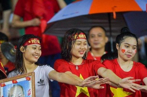 Chùm ảnh ấn tượng CĐV đội mưa cổ vũ U23 Việt Nam