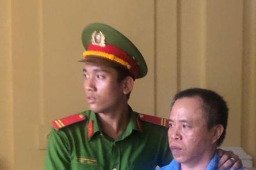Đến dự phiên tòa xét xử chồng, vợ bị cáo bị đánh chảy máu đầu ngay tại tòa