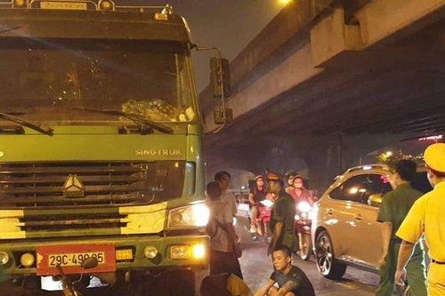 Hà Nội: Xe tải húc đuôi xe máy khiến 1 phụ nữ tử vong