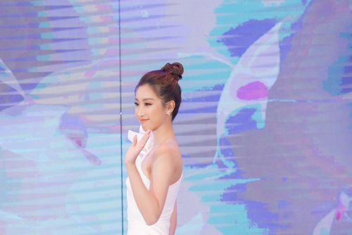Hoa hậu Đỗ Mỹ Linh khoe vẻ đẹp 'băng thanh ngọc khiết'