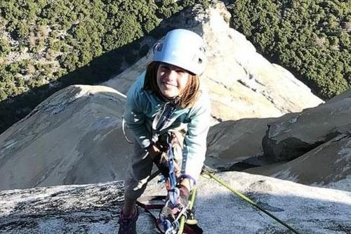 Bé gái 10 tuổi chinh phục đỉnh núi khó leo nhất thế giới