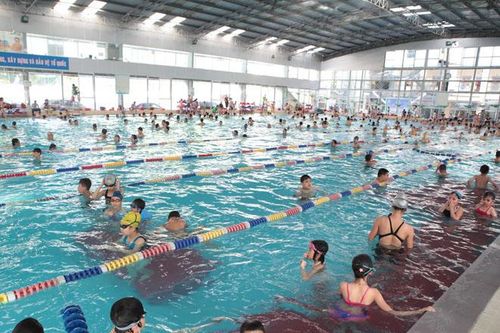 Nhộn nhịp các lớp học bơi dịp hè