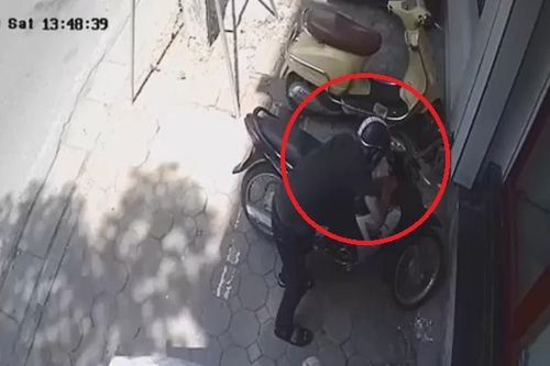 Clip: Cận cảnh màn trộm xe máy táo tợn ngay giữa phố ở Hà Nội