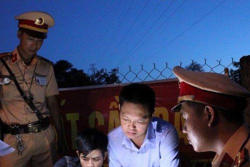CSGT bắt 'nóng' thanh niên phê ma túy chạy xe ngổ ngáo ngoài đường