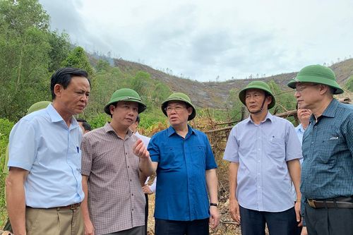 Chưa thể dùng trực thăng chữa cháy khi gió phơn thổi mạnh