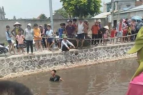 Nam Định: Rơi từ cầu xuống sông, 2 học sinh tử vong