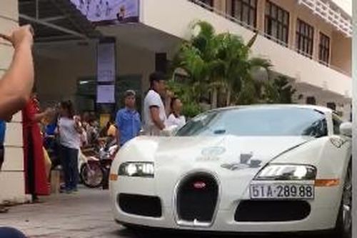 Bugatti Veyron 50 tỷ của Đặng Lê Nguyên Vũ chật vật qua cổng thư viện